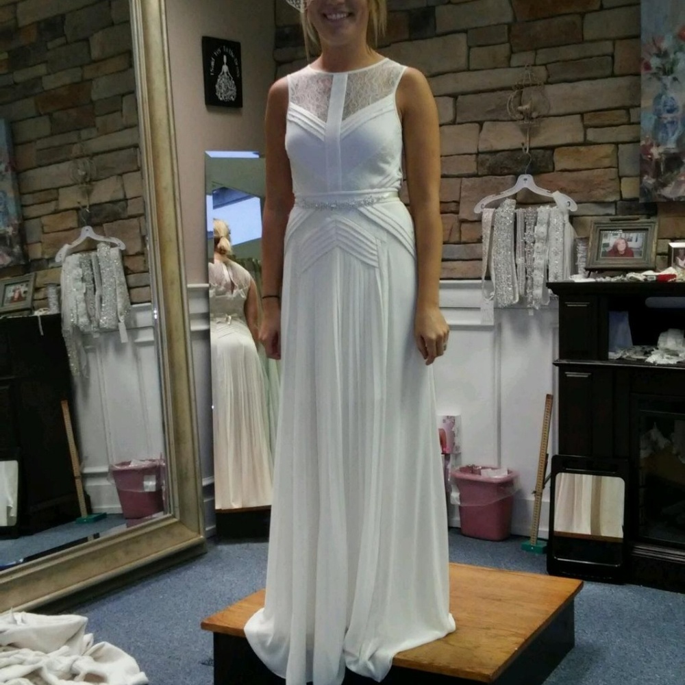 *never been worn* Wedding Dress! - Picture 3 of 3